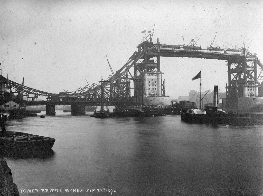Tower Bridge 施工中的钢骨架，1892 年