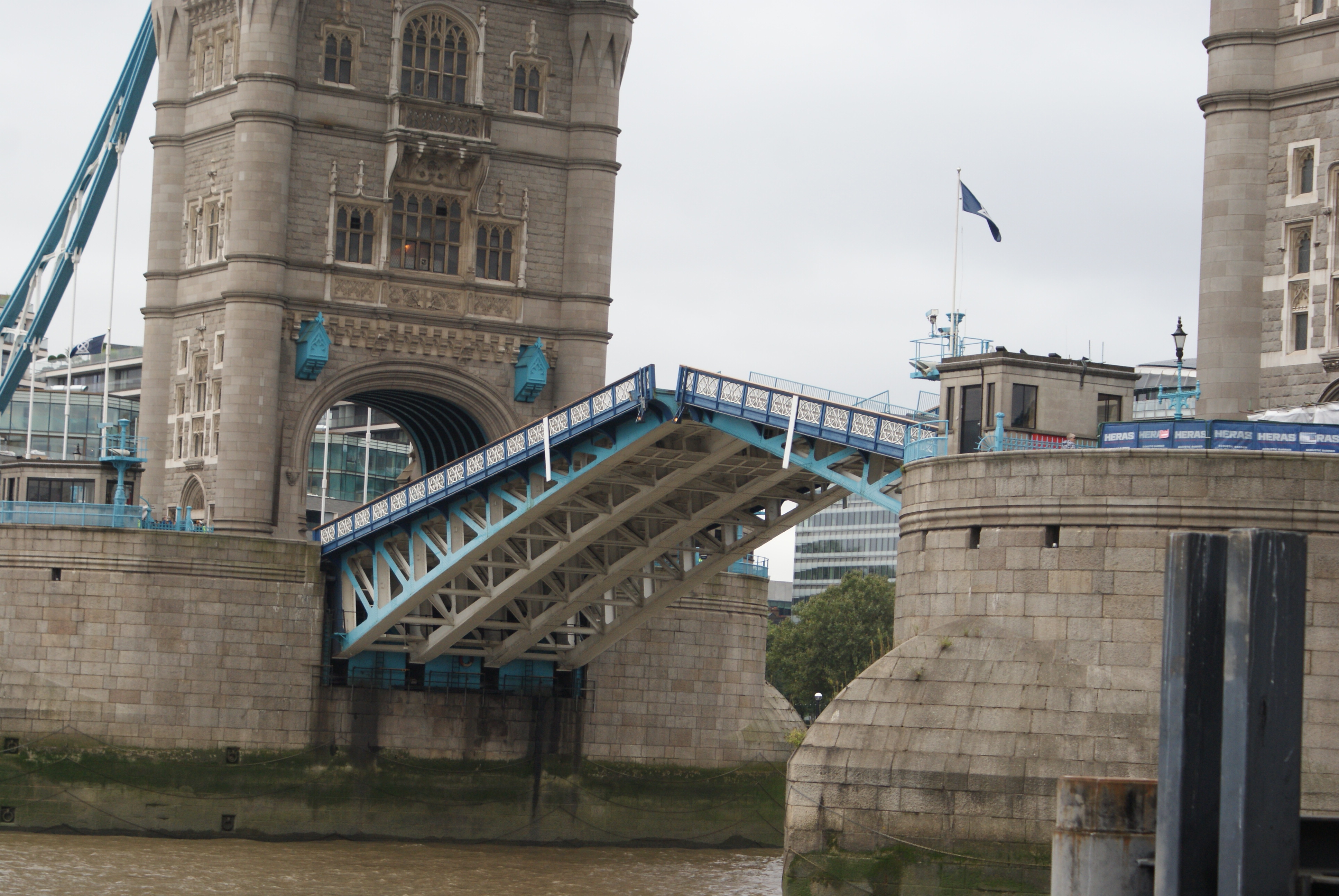 Tower Bridge bascules 升起，船从中间通过