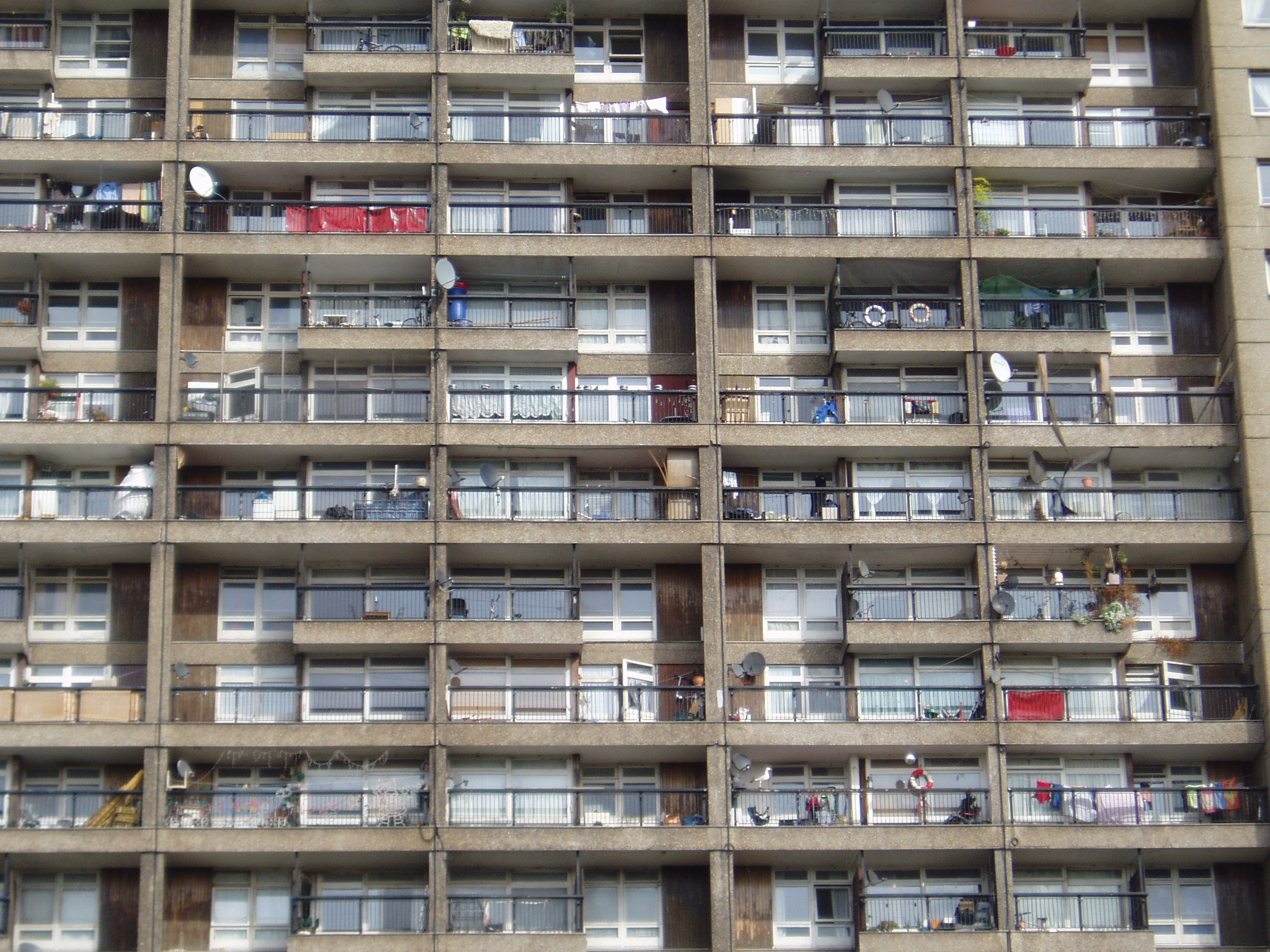 Trellick Tower 外立面阳台细节，可见规律的混凝土结构和凿毛表面