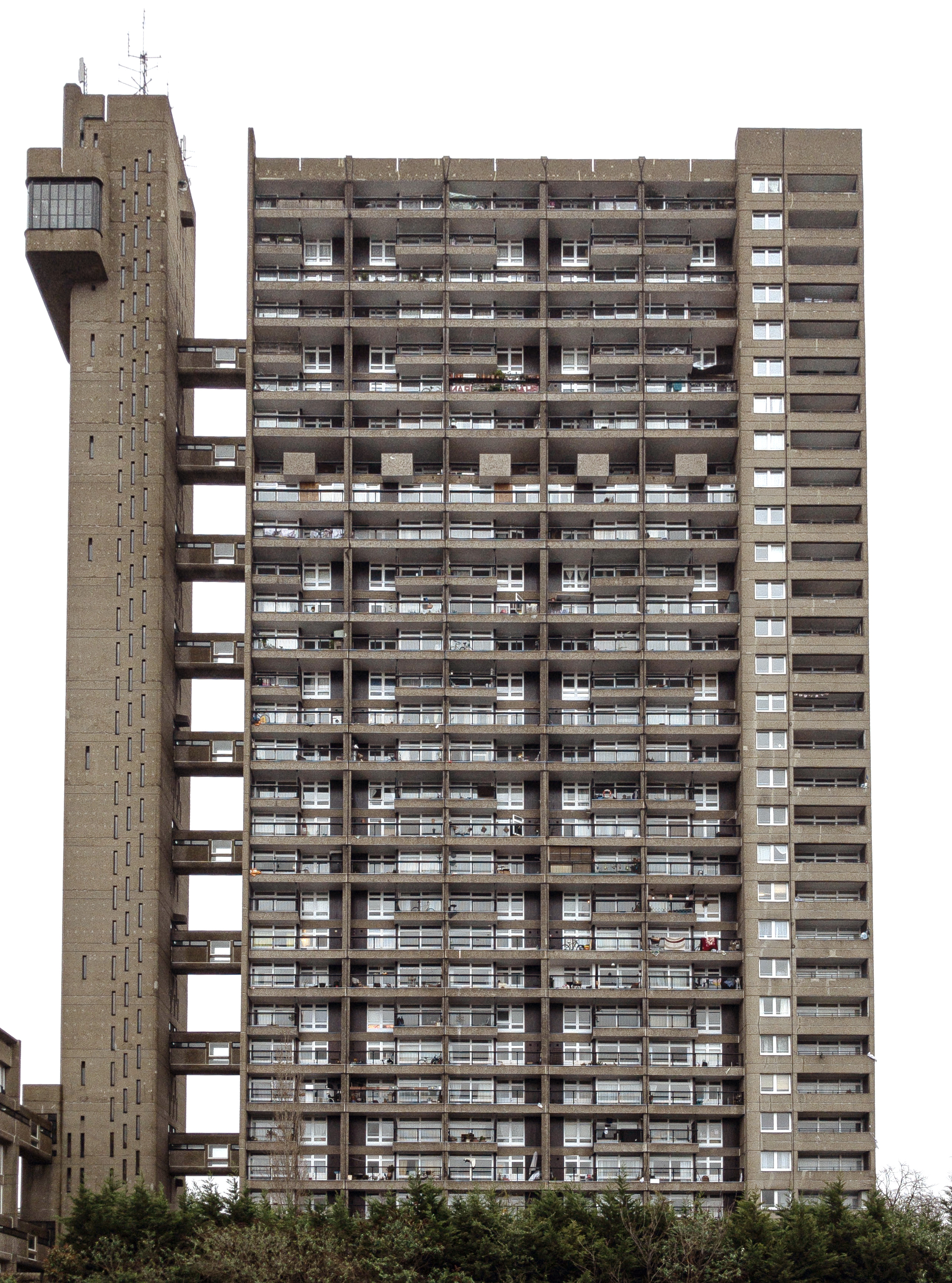 Trellick Tower 正面全景，分离式服务塔与空中连廊清晰可见