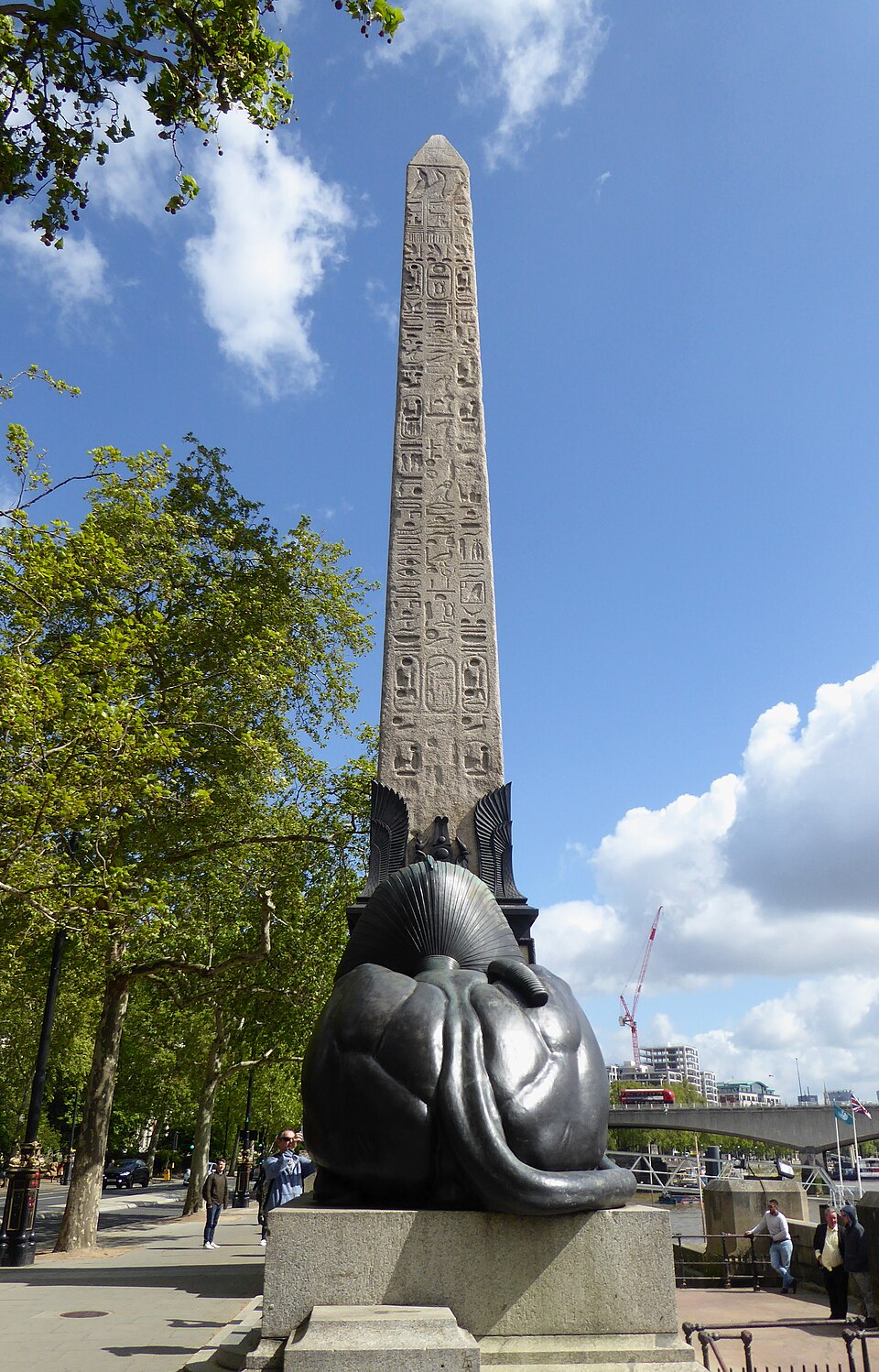 Cleopatra's Needle 与两侧的青铜狮身人面像