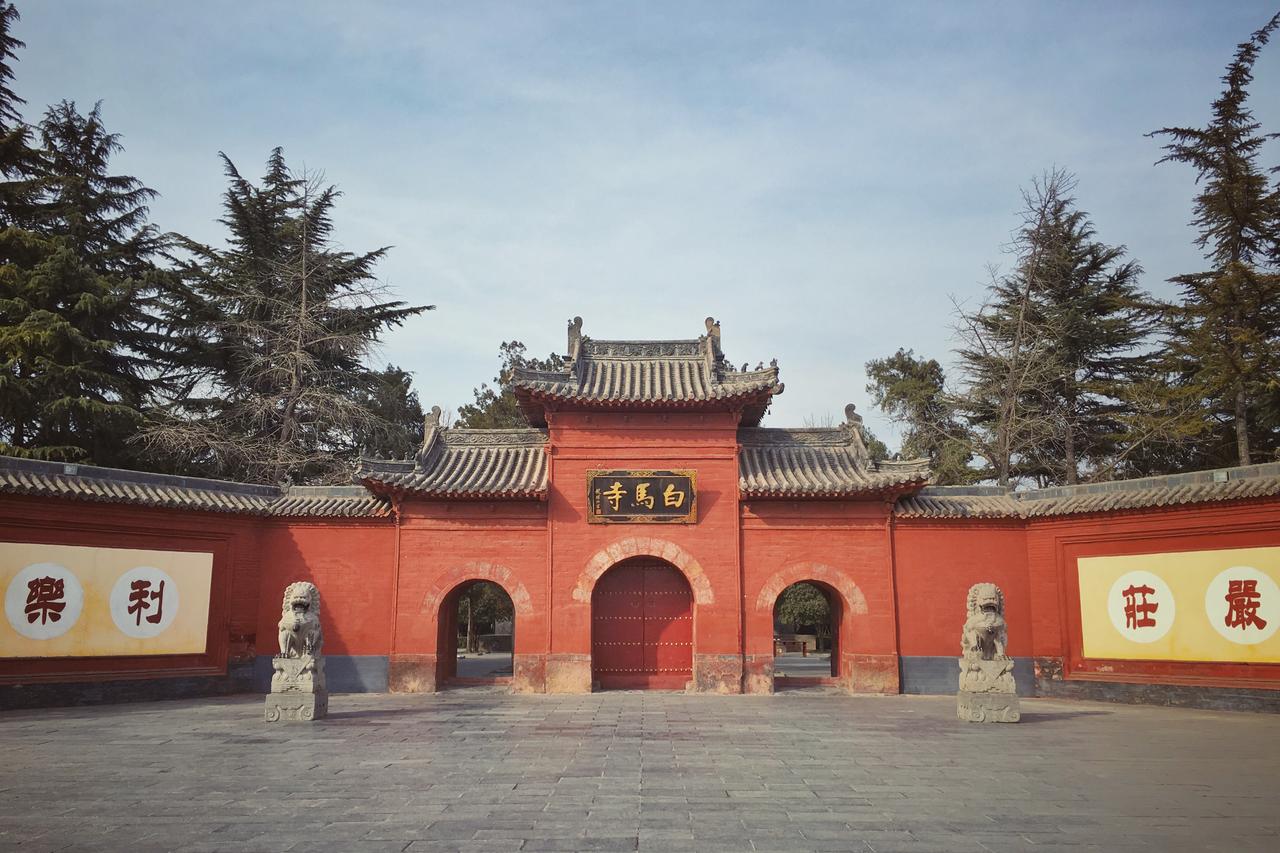 白马寺大雄殿内景，三世佛与夹纻干漆造像