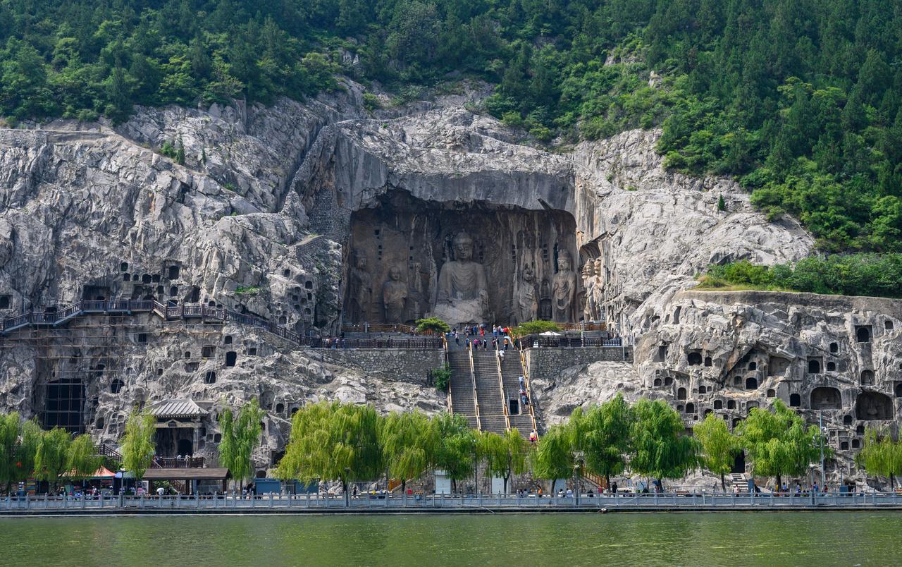 龙门西山崖壁全景：石窟群沿伊水西岸绵延约1公里