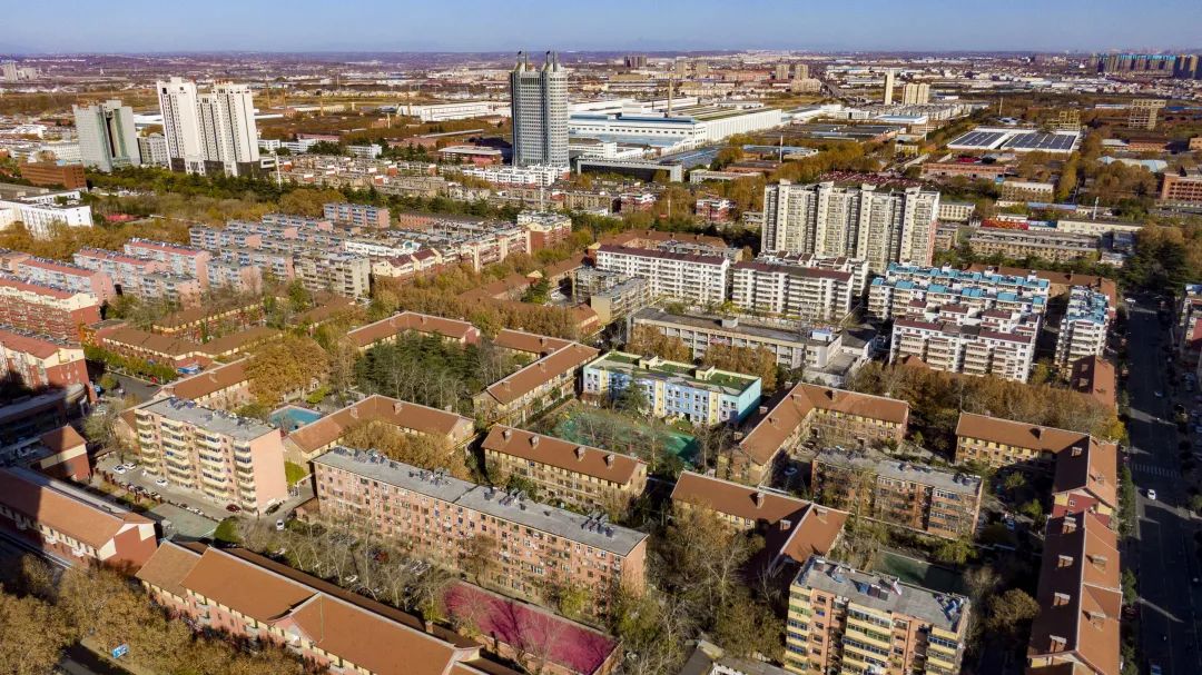 原总装车间改造为洛影·悦影城，红砖墙外立面上方保留原厂房钢架结构