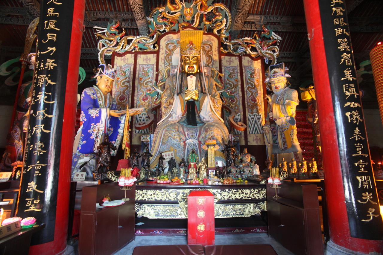 关林大殿内关羽帝王坐像