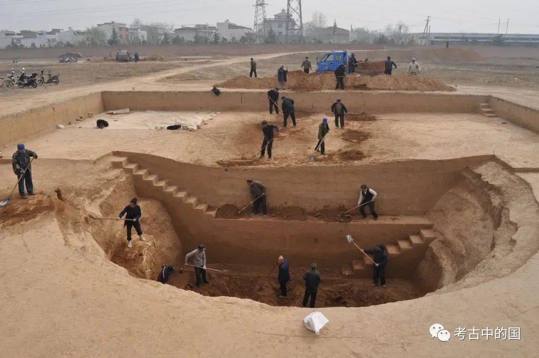 回洛仓3号仓窖发掘现场