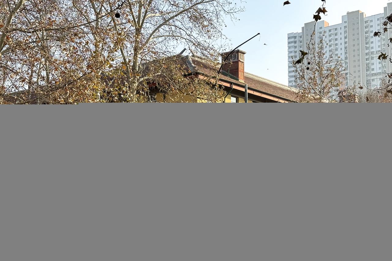 涧西苏式住宅群的另一种角度：红砖墙体与坡顶轮廓在冬日阳光下
