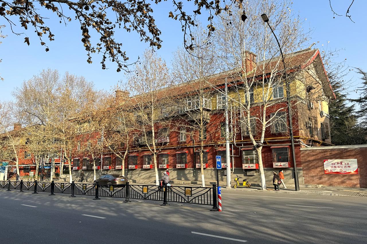 涧西苏式建筑群的红砖墙体和坡屋顶细部，可见砖砌烟囱和红色机制瓦
