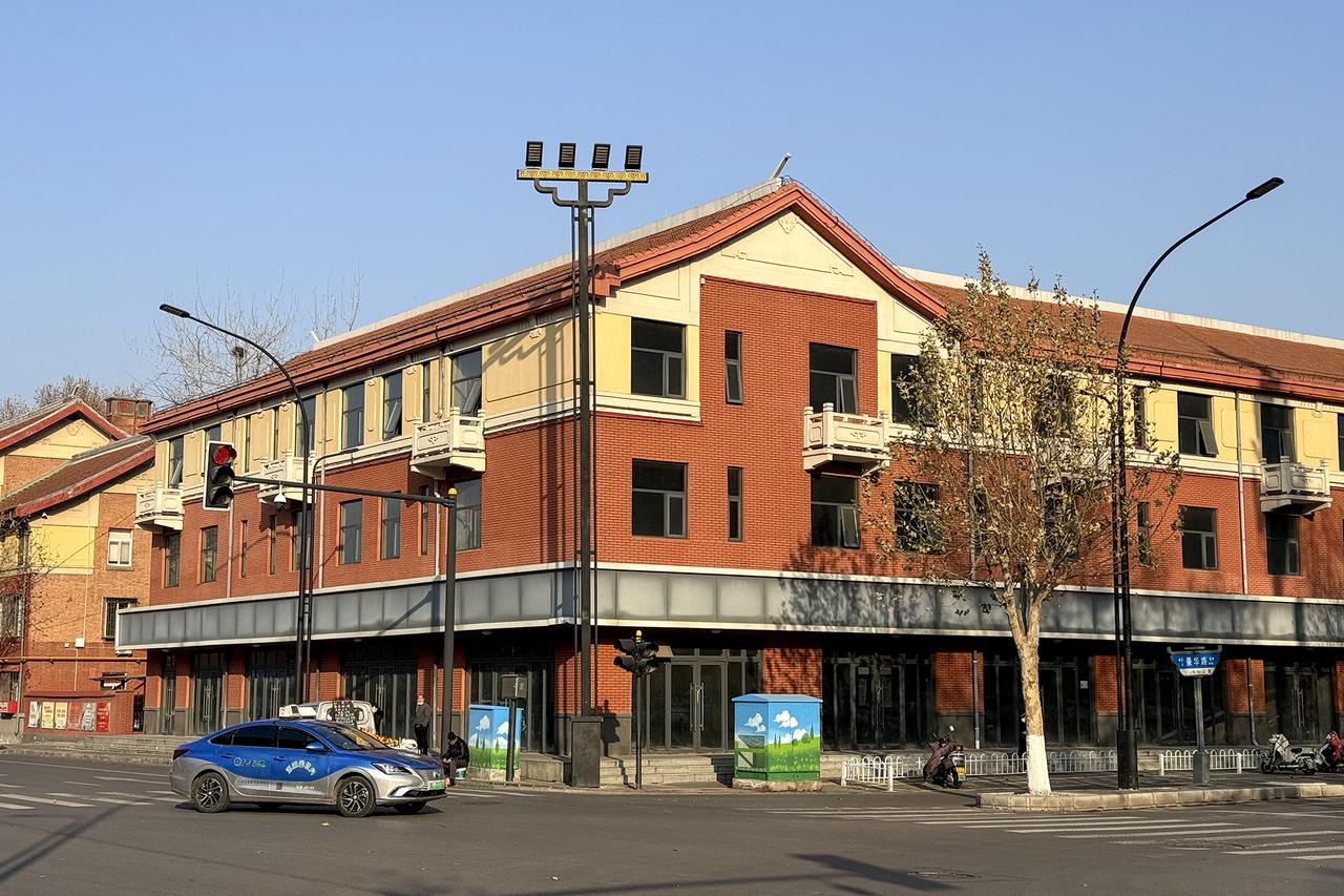 陕北二路沿街的苏式住宅楼，红砖坡顶，墙厚约40厘米