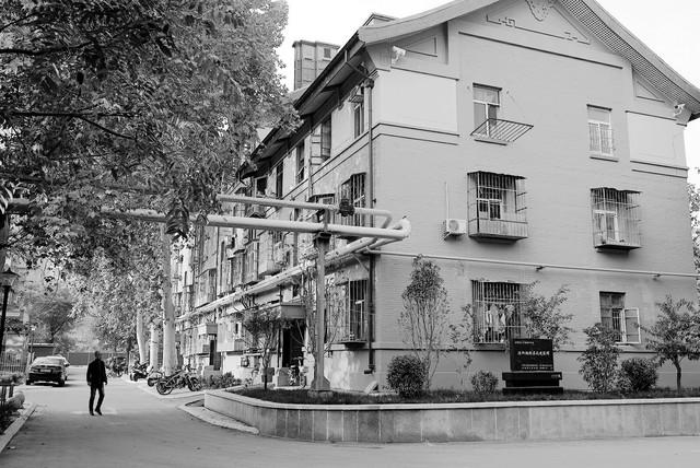 2号街坊的围合式庭院,三层红砖住宅楼环绕的公共空间