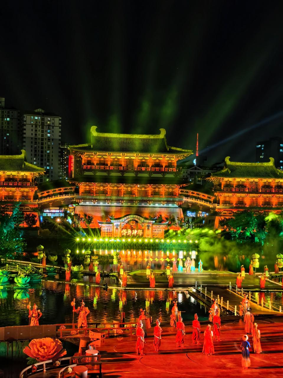 九洲池夜景，瑶光殿与天堂明堂的灯光呼应