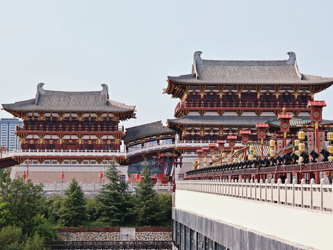 九洲池保护展示区，可以透过玻璃地板看到唐代建筑基址