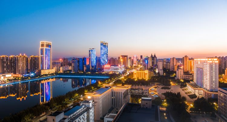 开元湖鸟瞰，市政府与湖面形成新区中轴线