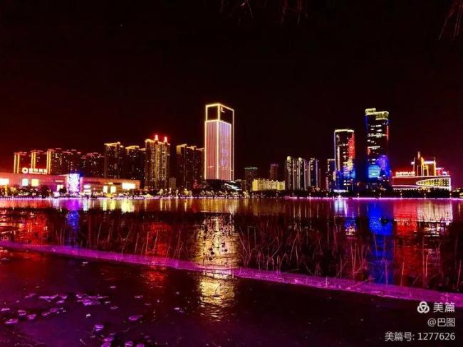 洛阳开元湖夜景,高楼大厦环绕湖面,灯光璀璨