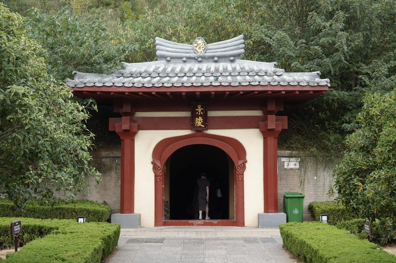 景陵封土堆外观：洛阳北邙山上直径110米的北魏帝陵