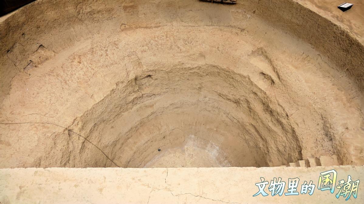 洛阳仓窖博物馆展示的隋代粮窖遗址内部，圆形深坑的防潮结构清晰可见