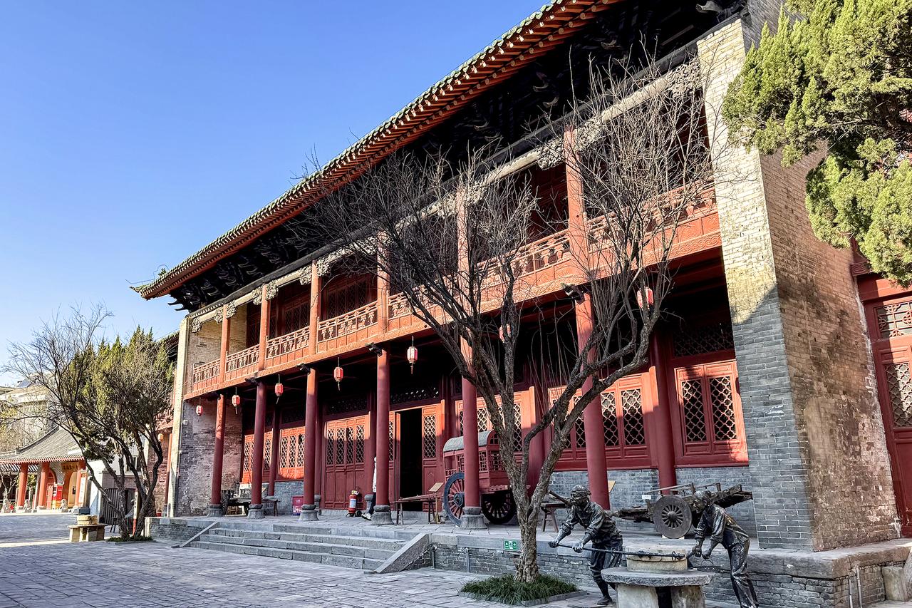 潞泽会馆石柱础和石雕细部，可见三层雕刻结构