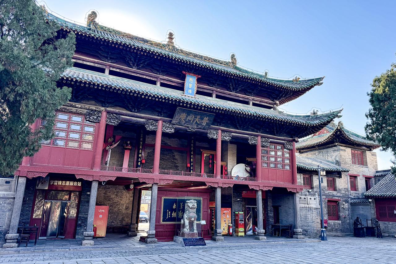 潞泽会馆院落全景，中轴线上由南向北依次为舞楼、大殿、后殿，两侧厢房延伸