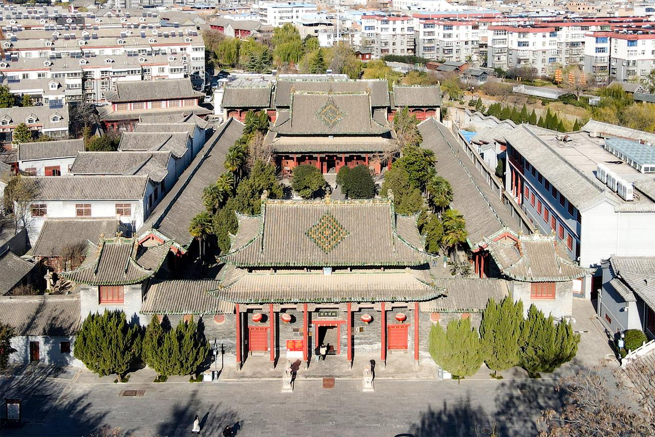 潞泽会馆舞楼（戏楼）正面，三重檐歇山顶，一层门廊二层戏台