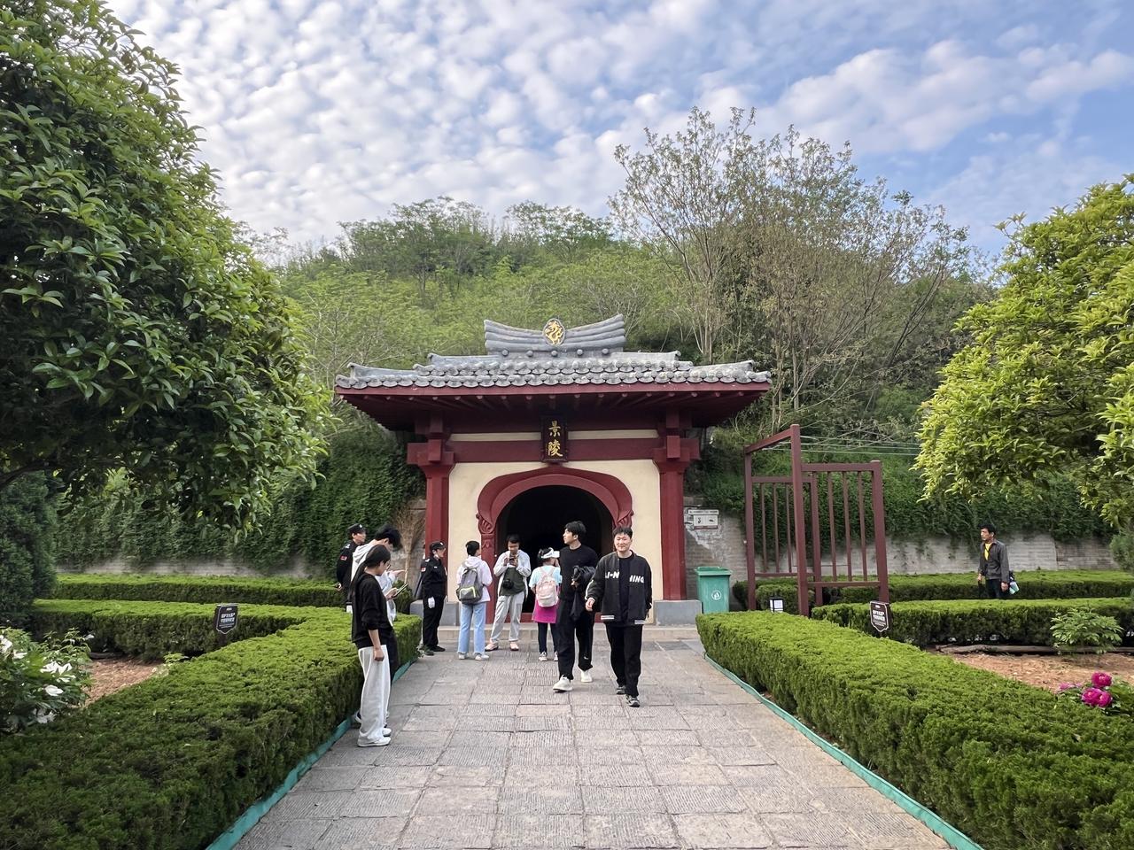 洛阳古墓博物馆内的北魏宣武帝景陵外观，封土堆下方即为已发掘开放的地宫