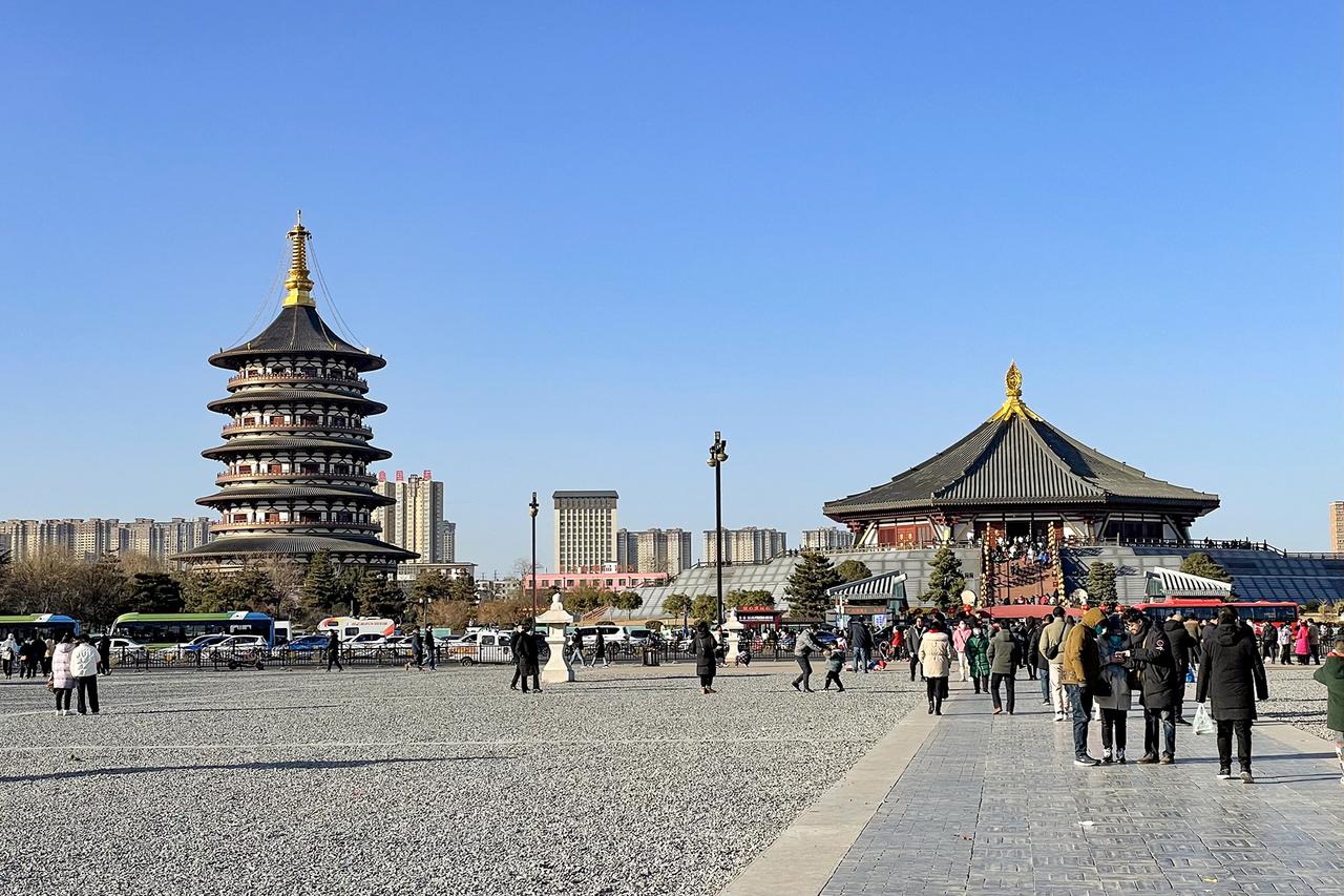 明堂（右）与天堂（左）同框，灰色金属面板和仿唐风格的外轮廓