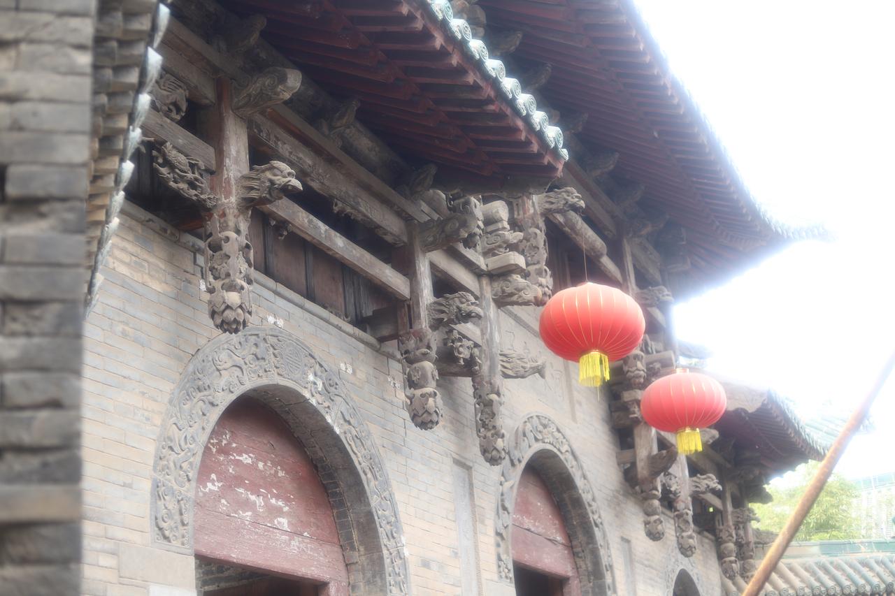 洛阳山陕会馆山门,歇山顶,面阔三间,正中嵌"河东夫子"石匾