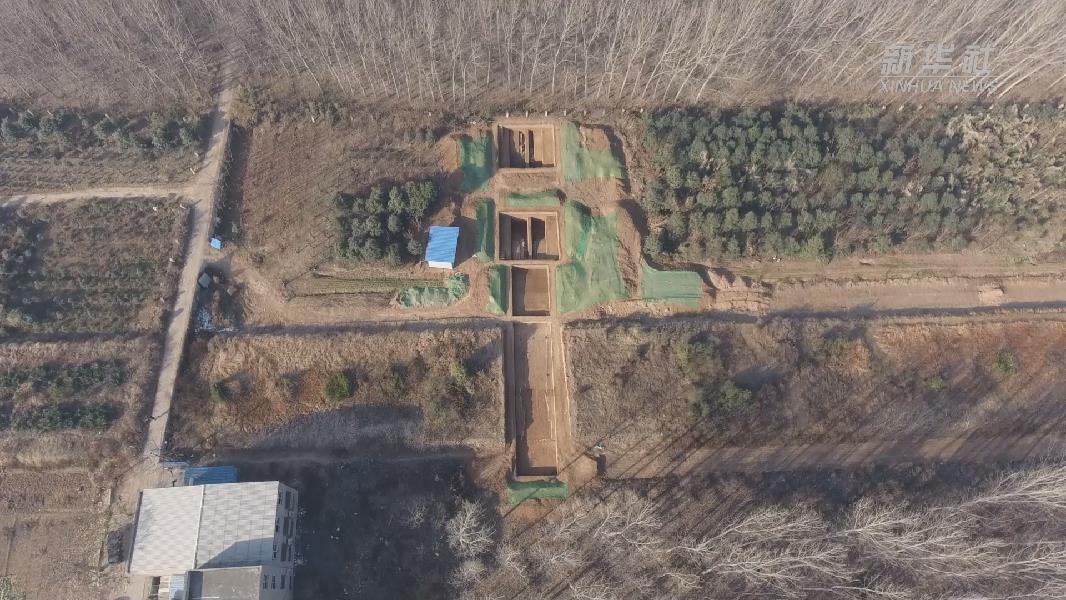 偃师商城遗址航拍，展示宫城区的考古探方和周边地貌