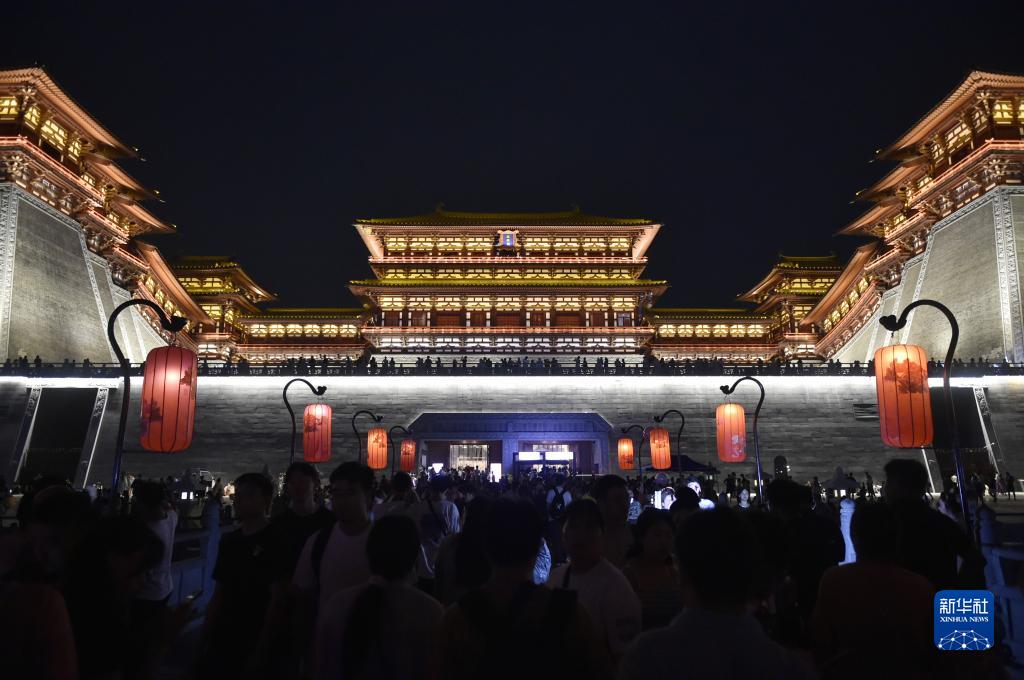 应天门遗址夜景，灯光下的五凤楼与东西阙楼