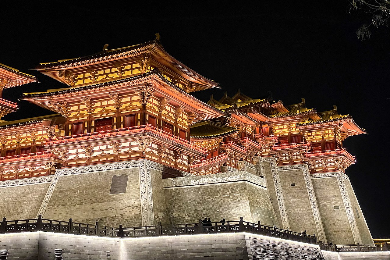 应天门遗址博物馆远眺，凹字形城楼与两侧阙楼构成"门"字形建筑群