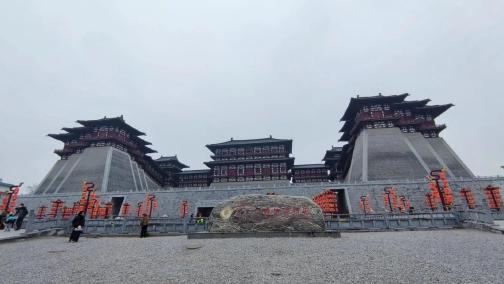 应天门遗址展示层的考古发掘现场，可见门道和墩台基址