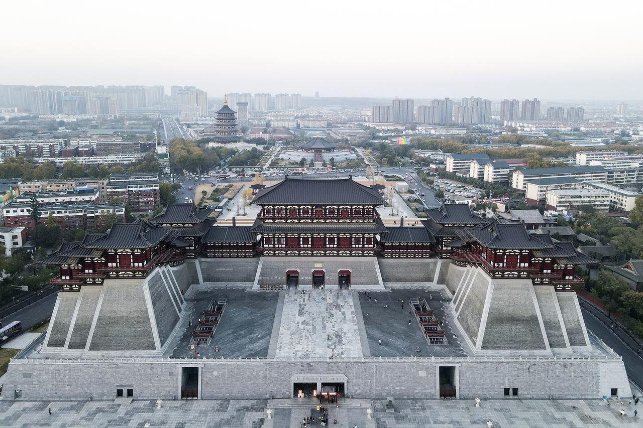 应天门遗址博物馆，复建的唐风城楼与东西阙楼
