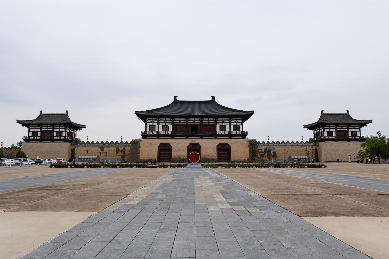 定鼎门遗址博物馆外景，城楼与阙楼一字排列