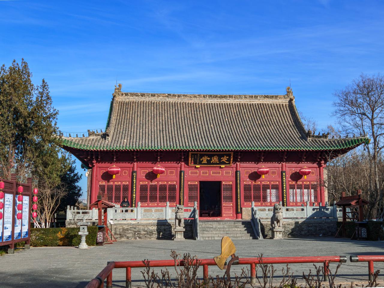 洛阳周公庙大门，灰瓦红墙的明清建筑群