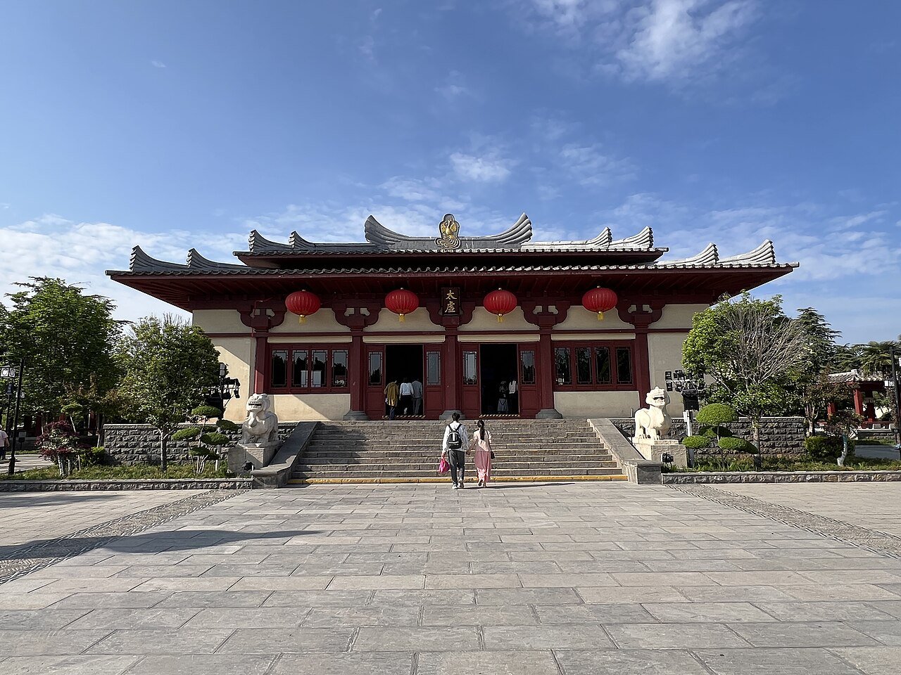 洛阳古墓博物馆北魏风格建筑外观，红墙灰瓦与远处邙山相望