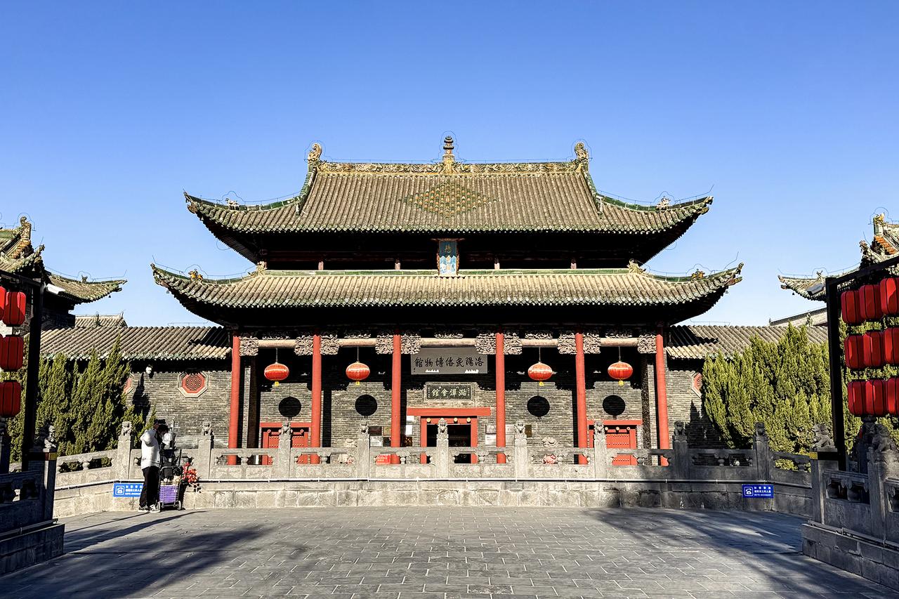 潞泽会馆舞楼外景,面阔五间的重檐歇山顶建筑,三层结构集门楼、戏楼和阁楼于一身