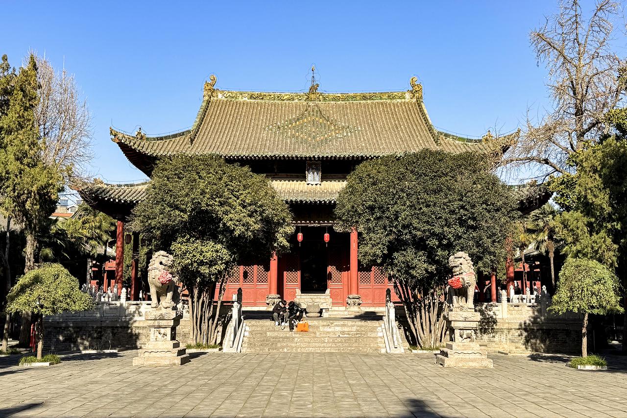 潞泽会馆大殿,重檐歇山顶铺绿琉璃瓦,面阔五间的方形大殿筑于石台基上