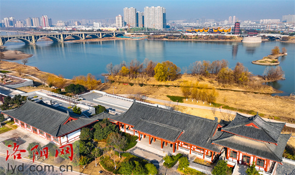 潞泽会馆建筑群，可见高耸的院墙和重檐歇山顶的舞楼