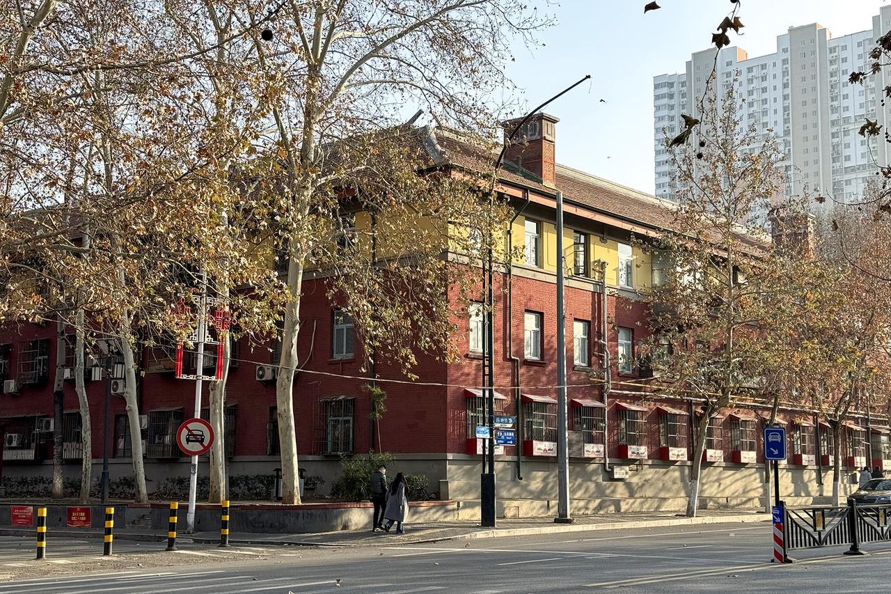 洛阳涧西区苏式住宅街坊，红砖坡顶建筑沿武汉路排列