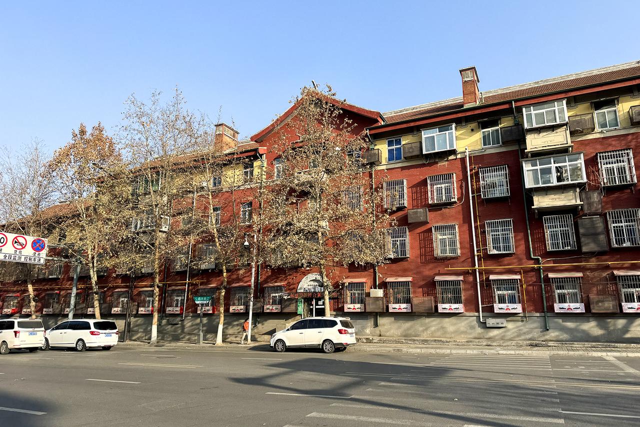 涧西区苏式住宅街坊的细节，可见围合式庭院和统一的建筑风格