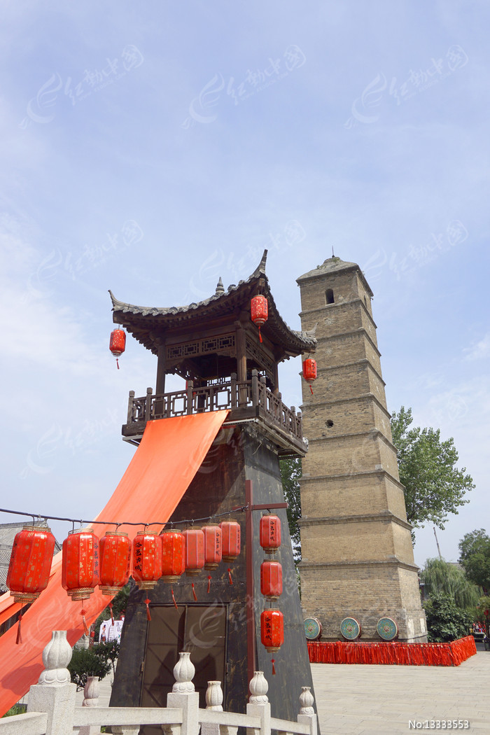 文峰塔与洛邑古城景区背景，高约30米的九层青砖塔从仿古建筑中升起
