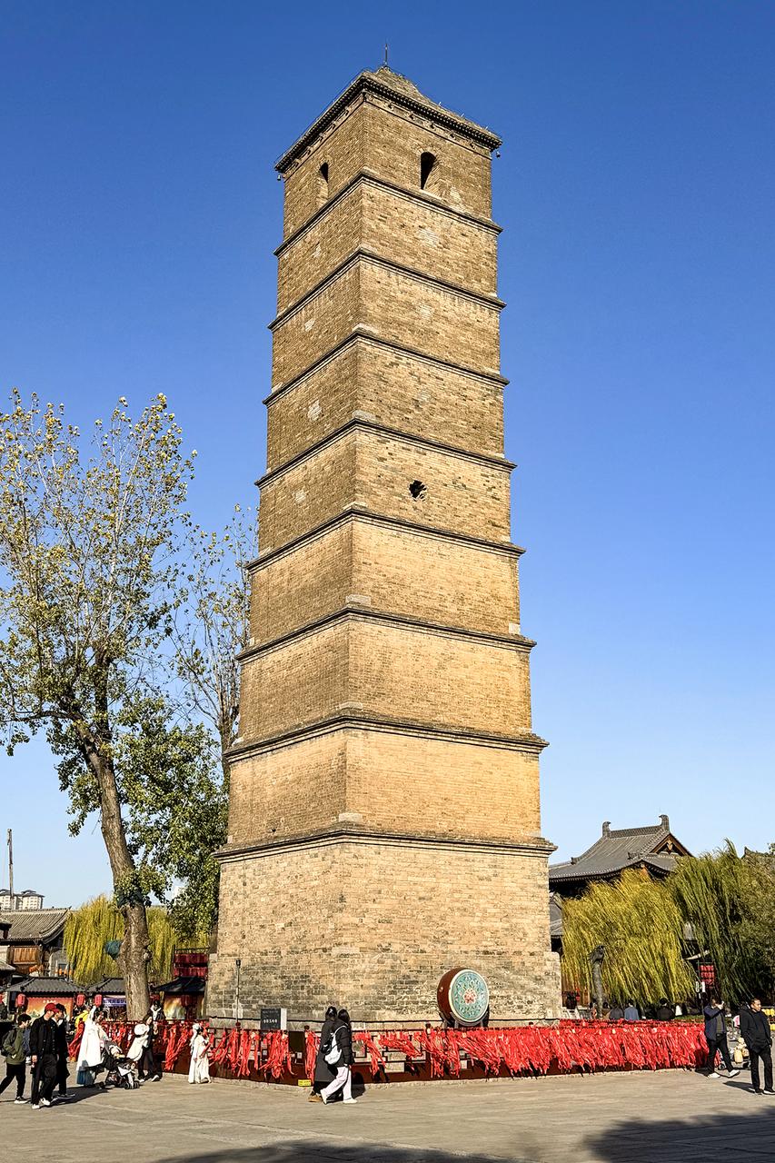 文峰塔近景：塔前新年祈福的红丝带