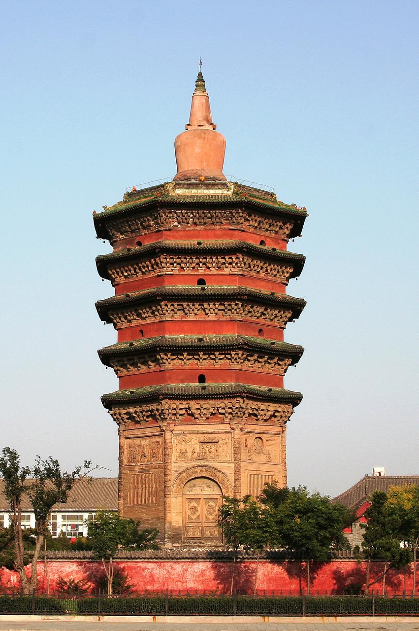 文峰塔全景：四方密檐九层砖塔立于老城东南角