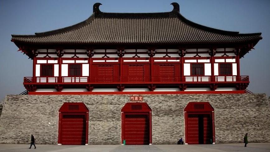 定鼎门遗址博物馆外观，三门道城门与保护性建筑