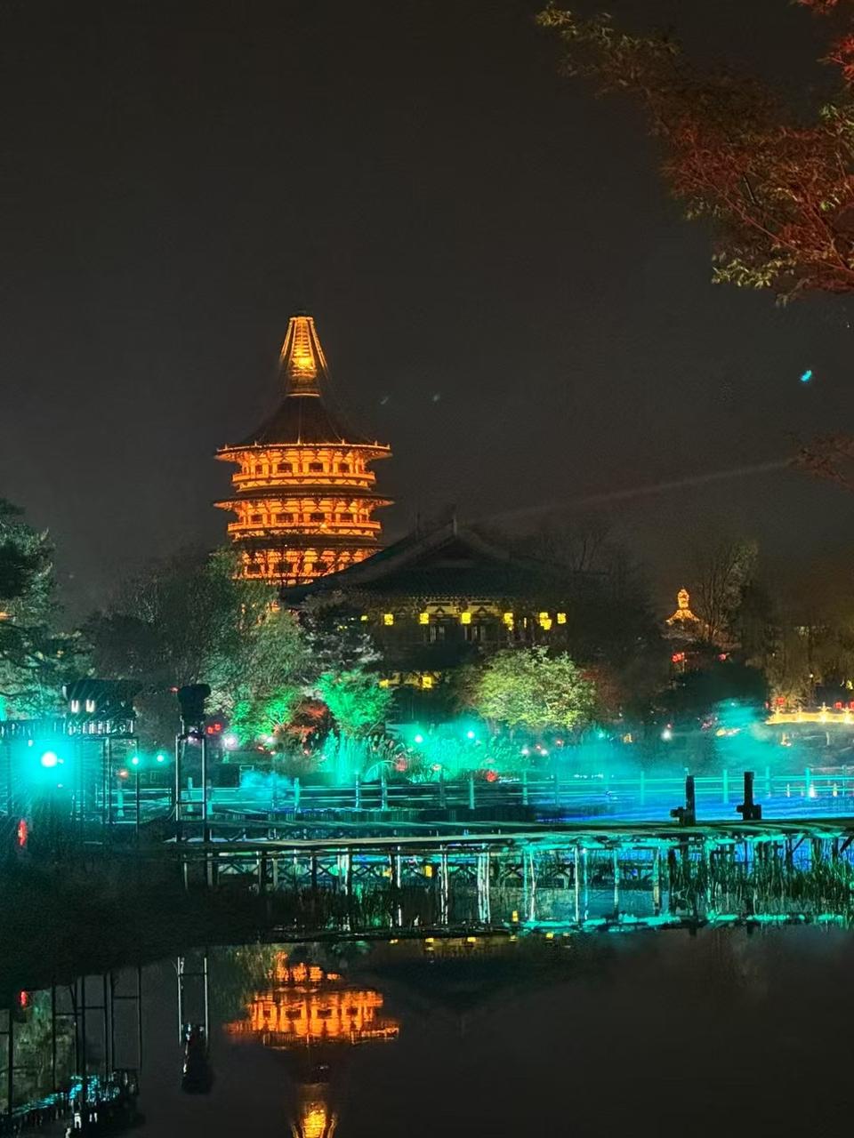 九洲池遗址公园夜景，水体与对岸的天堂塔形成倒影