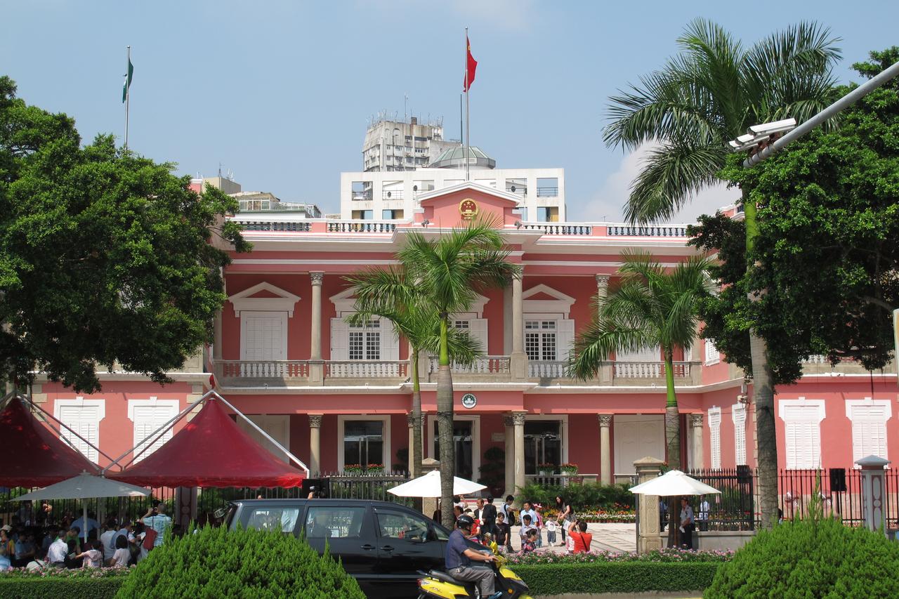 澳门政府总部侧面与花园：可见花园围墙和侧翼，暗示其私宅出身