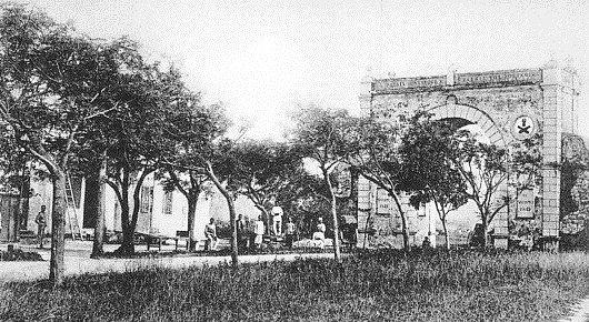 关闸拱门约1890年：建成初期的凯旋门式拱门，周边空旷，可见当时作为实际边界入口的尺度