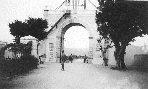 关闸拱门约1925年：拱门仍作为实际边界使用，两侧可见葡方岗哨和海关设施