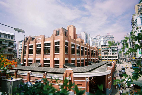 红街市全景：从高士德大马路与提督大马路交叉口看红砖建筑、钟楼和角楼