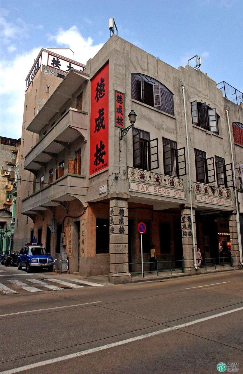 当铺内部柜台:1.7米高柜台和铁栅栏