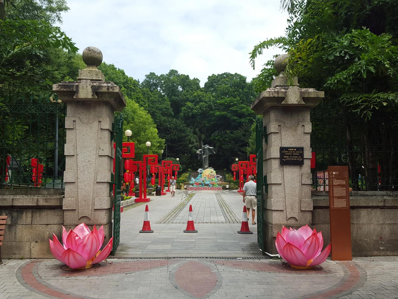 白鸽巢公园入口铁艺大门,远处可见圣安多尼教堂